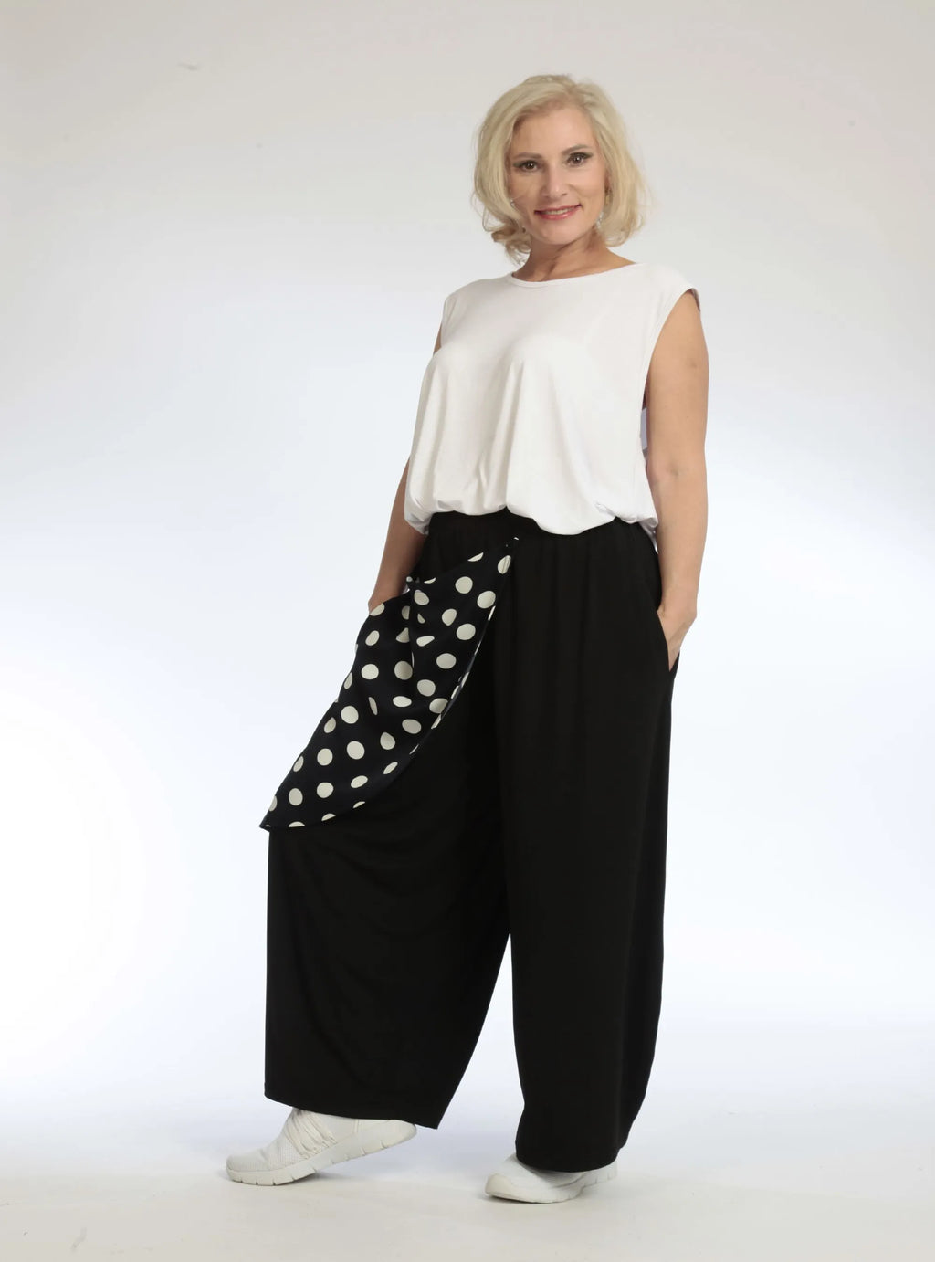 Everyday trousers in a straight shape made of smooth Slinky quality, Piper in dot blue