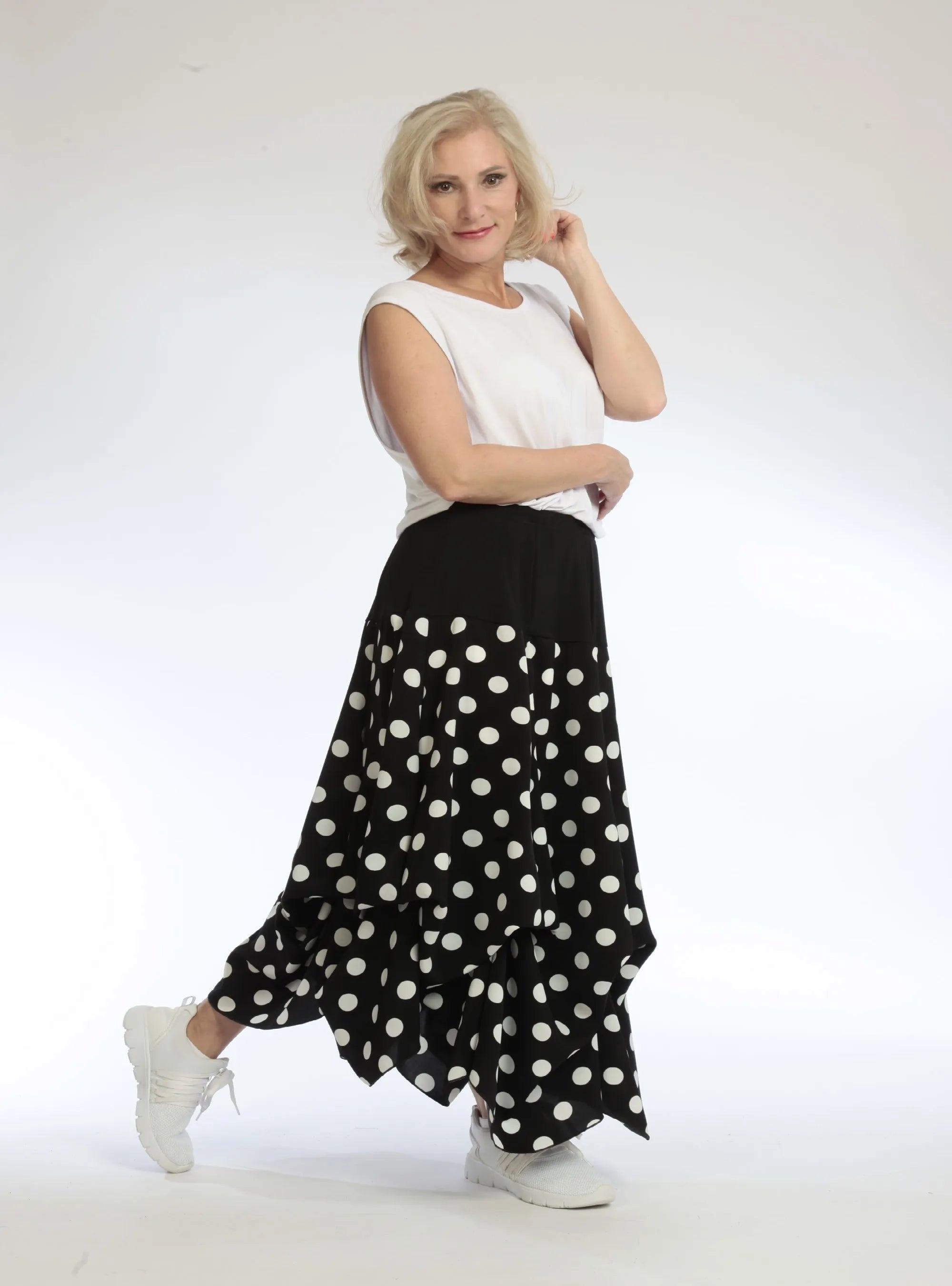 Everyday skirt in balloon shape made of smooth Slinky quality, Piper in dot blue