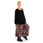 Transitional trousers in balloon shape made of stretcher jersey quality, paisly in red