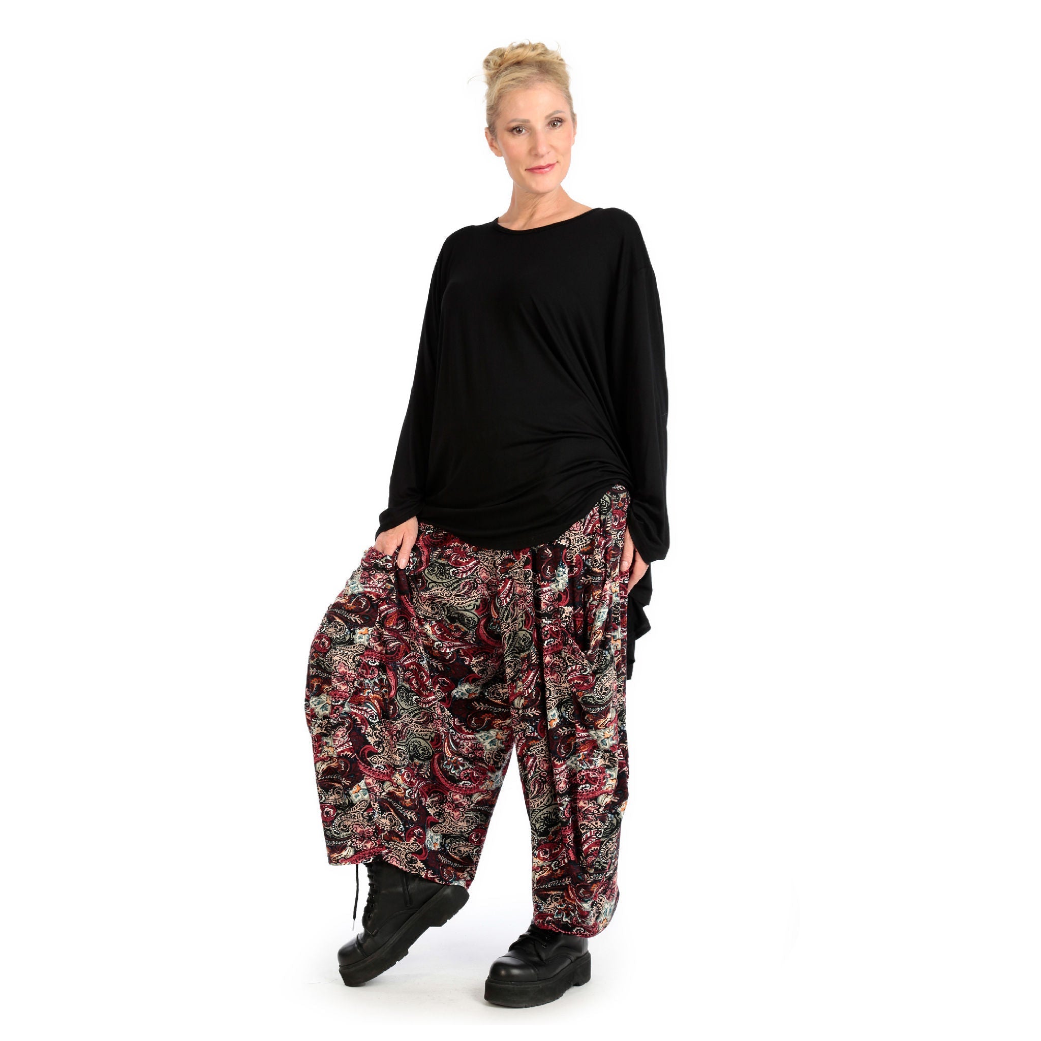 Transitional trousers in balloon shape made of stretcher jersey quality, paisly in red