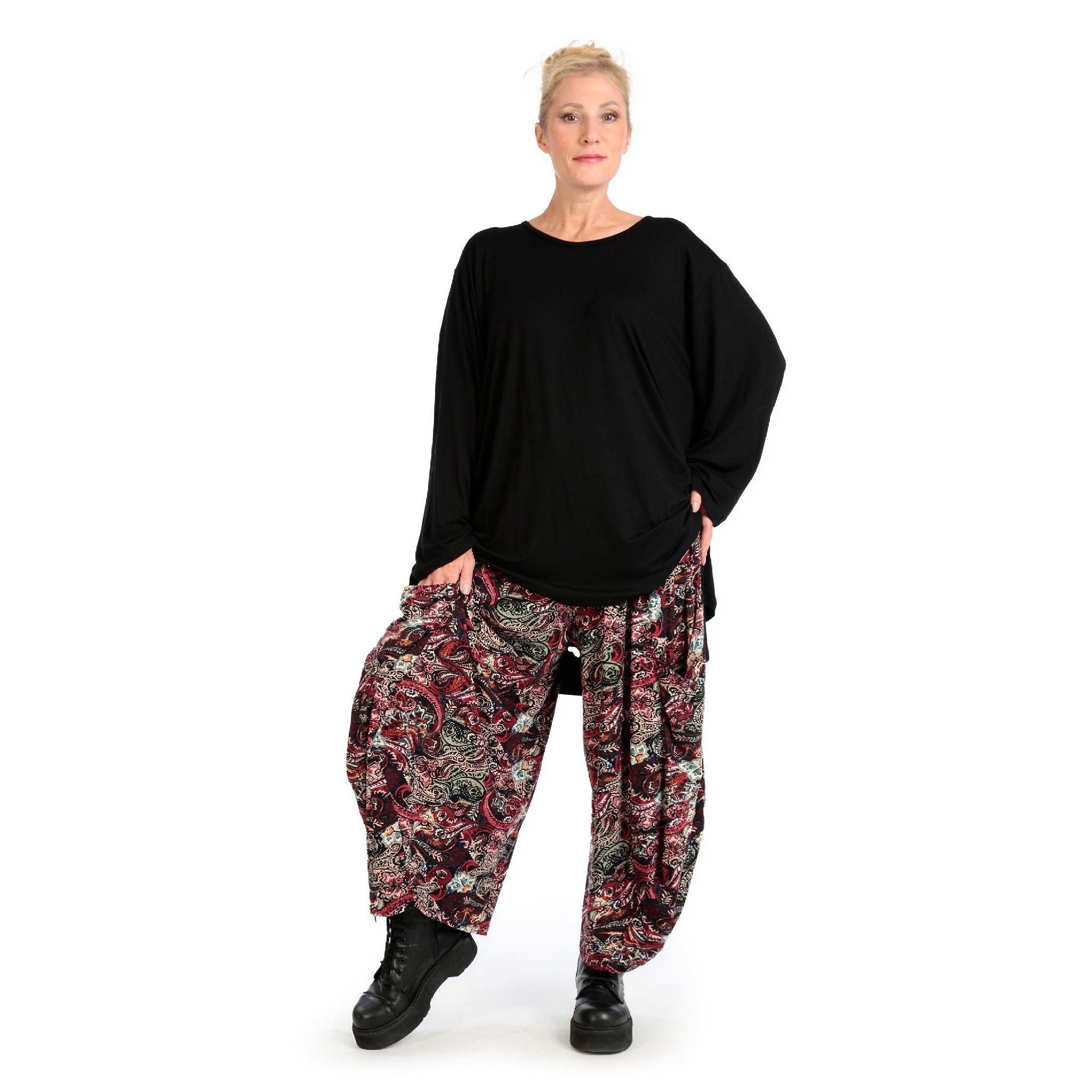 Transitional trousers in balloon shape made of stretcher jersey quality, paisly in red