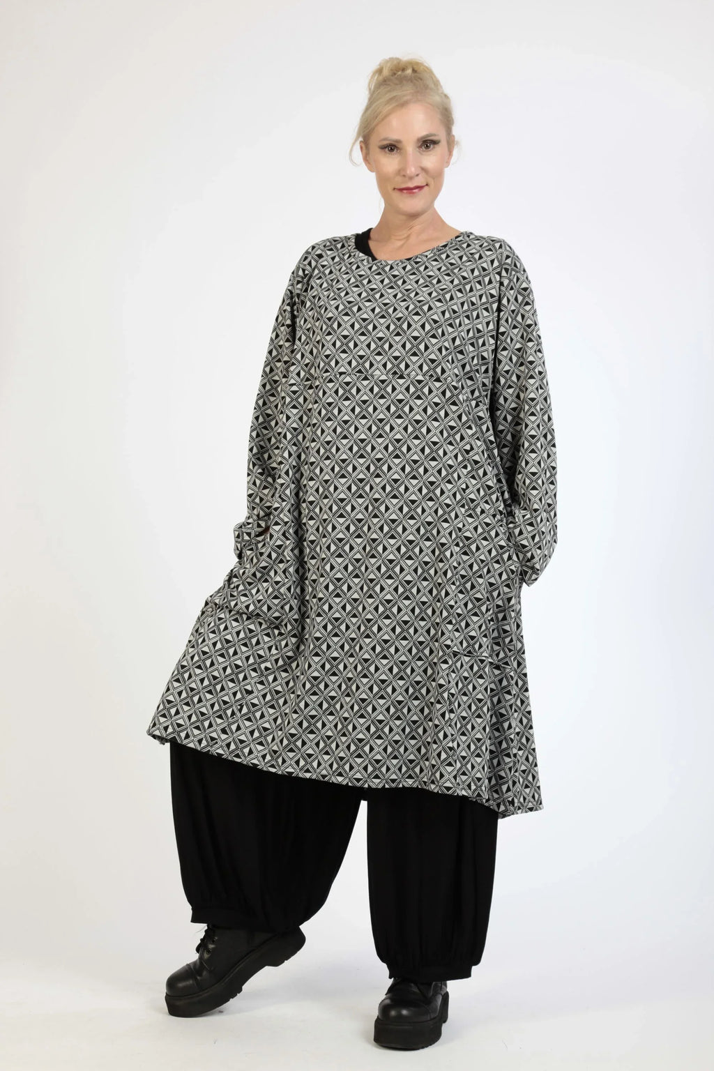 Winter dress in a straight shape made of warm fine knit quality, Lena in gray-black