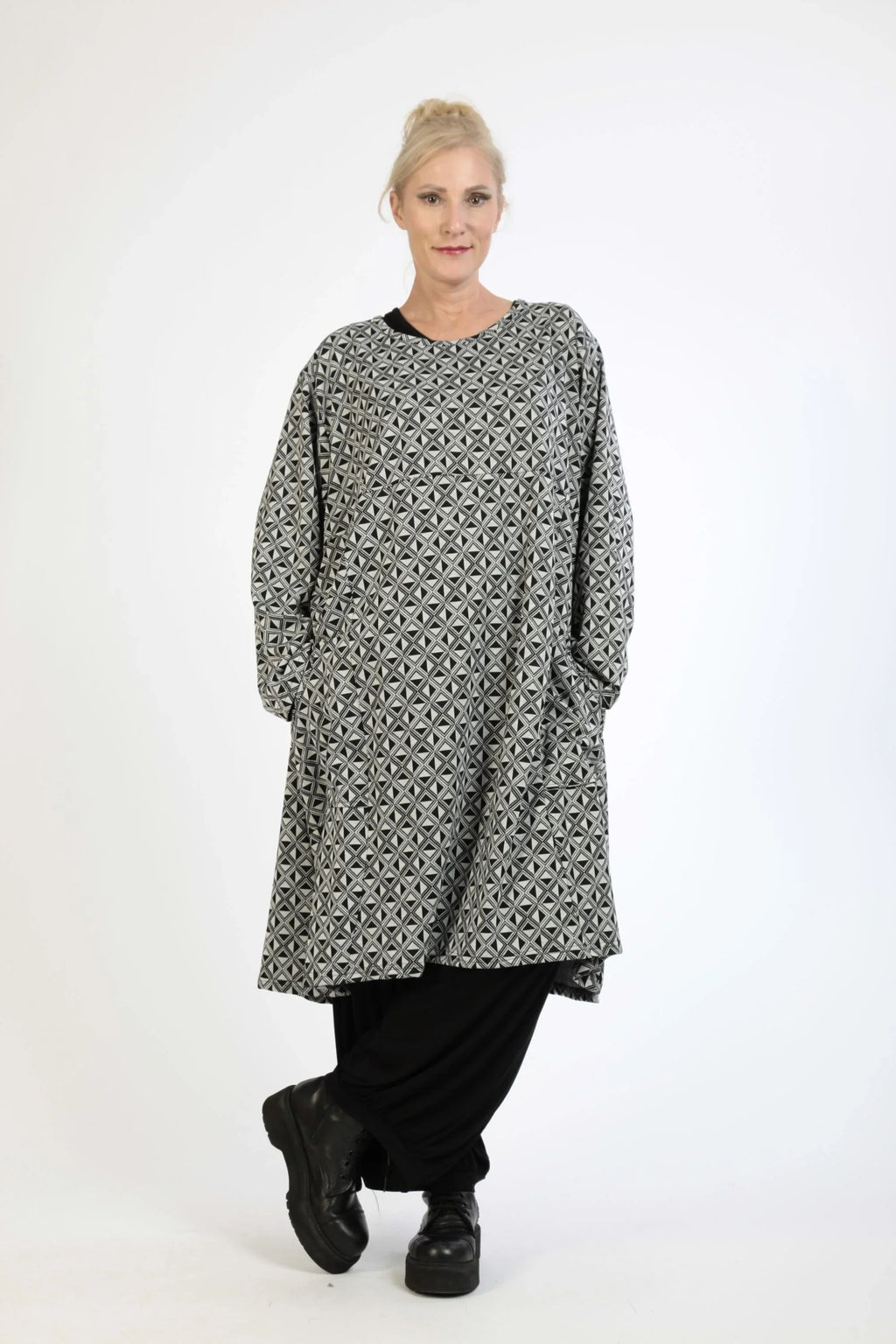 Winter dress in a straight shape made of warm fine knit quality, Lena in gray-black