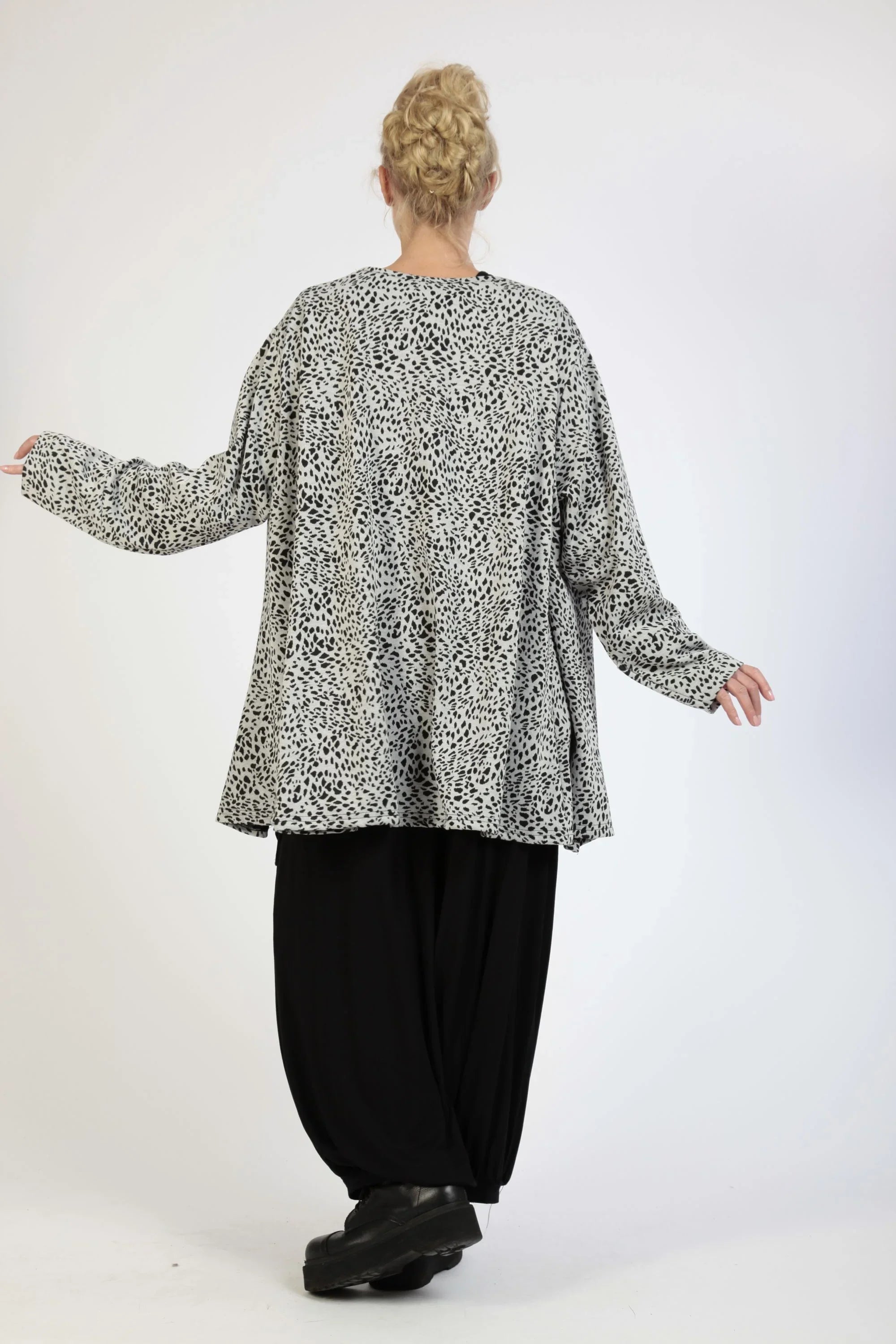 Winter big shirt in A-shape made of warm jacquard quality, Sofia in gray-black