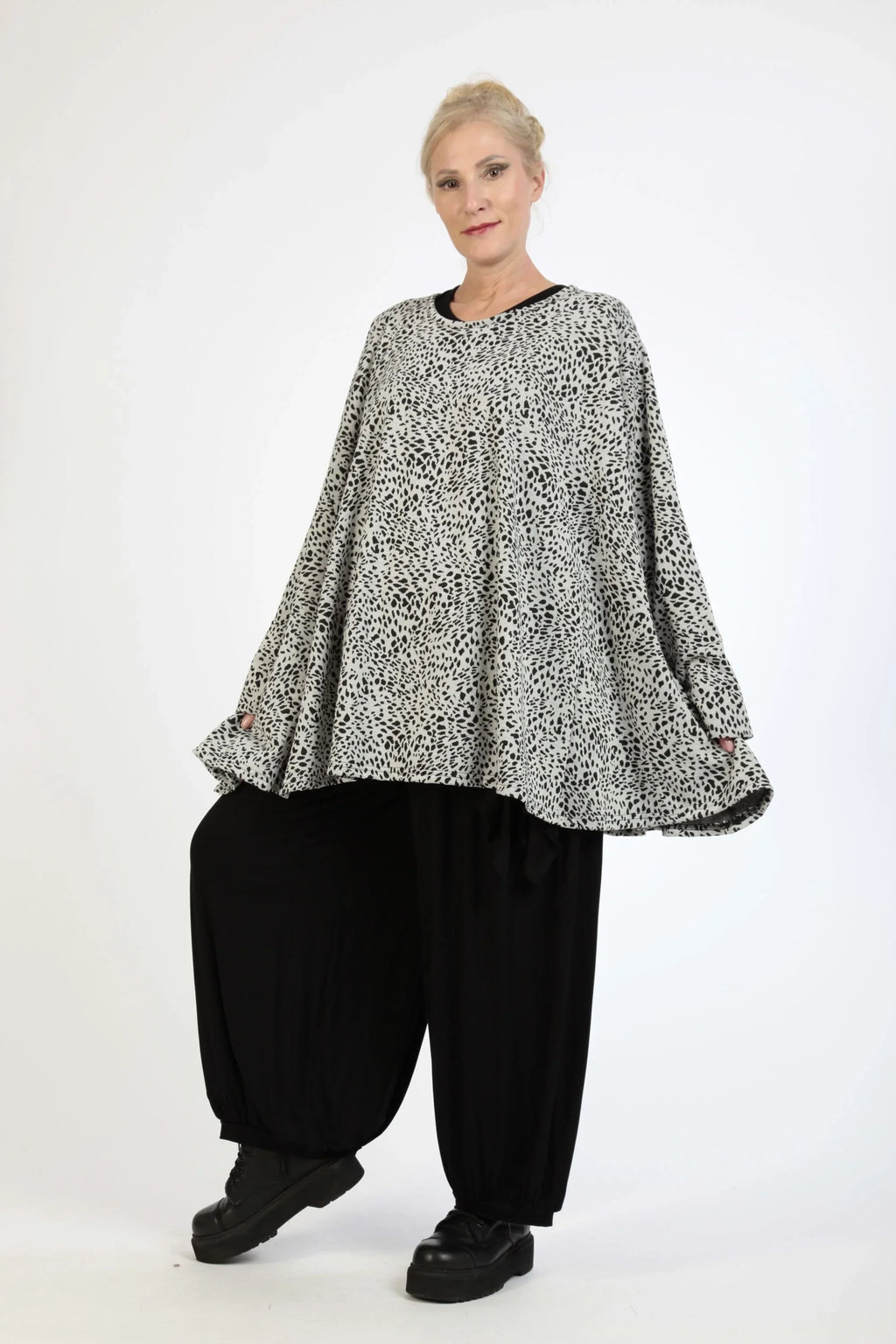 Winter big shirt in A-shape made of warm jacquard quality, Sofia in gray-black