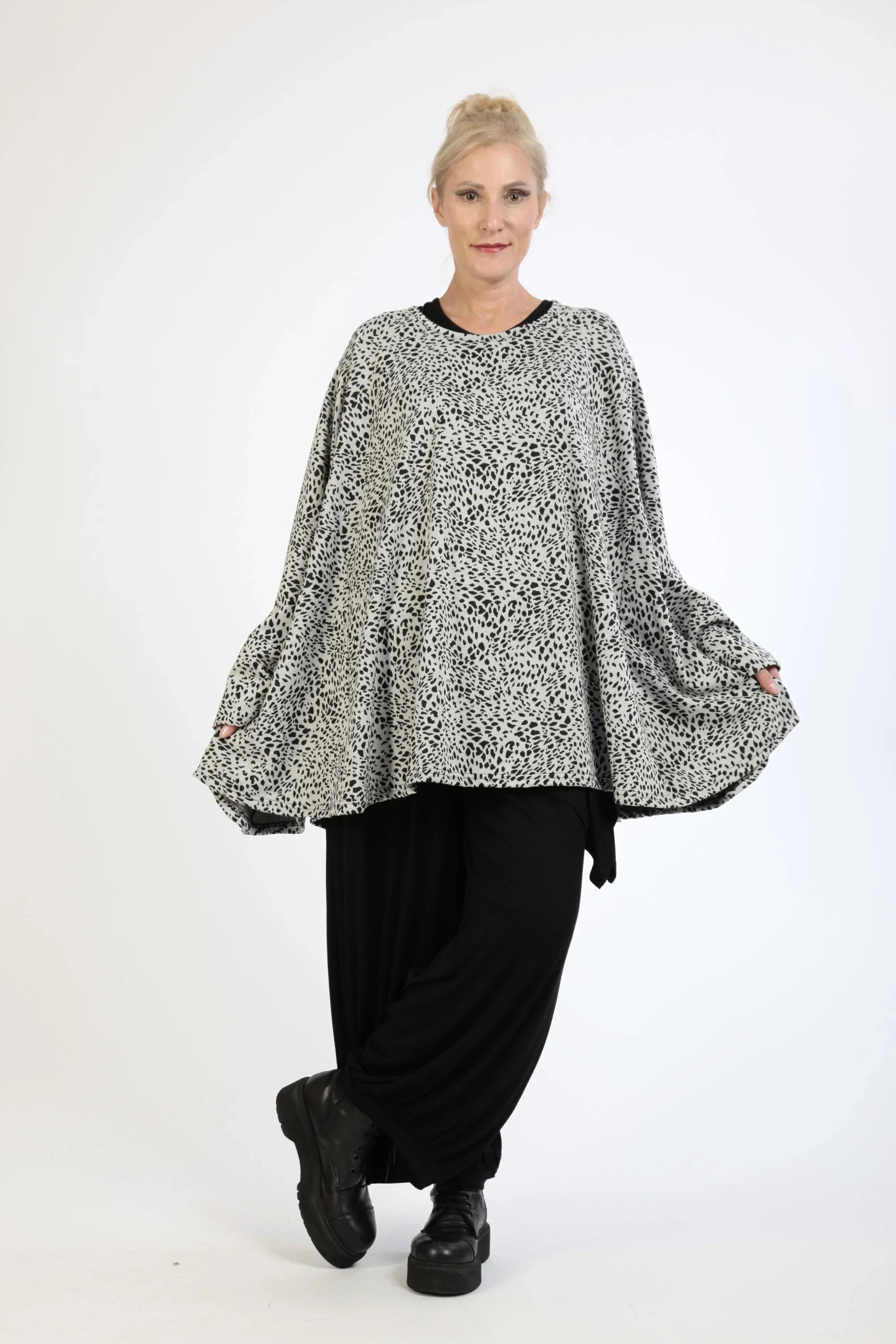 Winter big shirt in A-shape made of warm jacquard quality, Sofia in gray-black