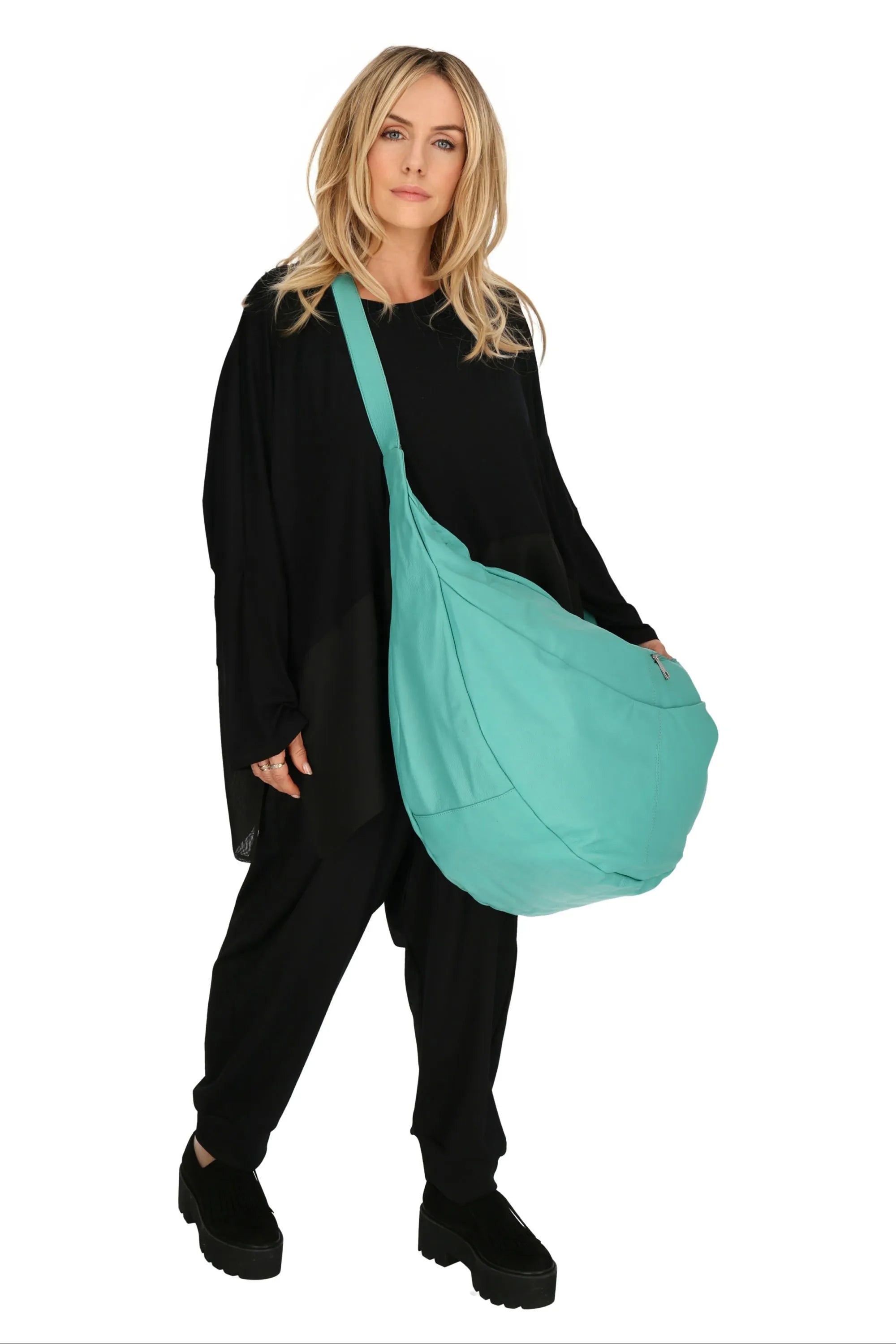 Everyday bag in a balloon shape, made of smooth, high-quality leather, baggy style in turquoise.