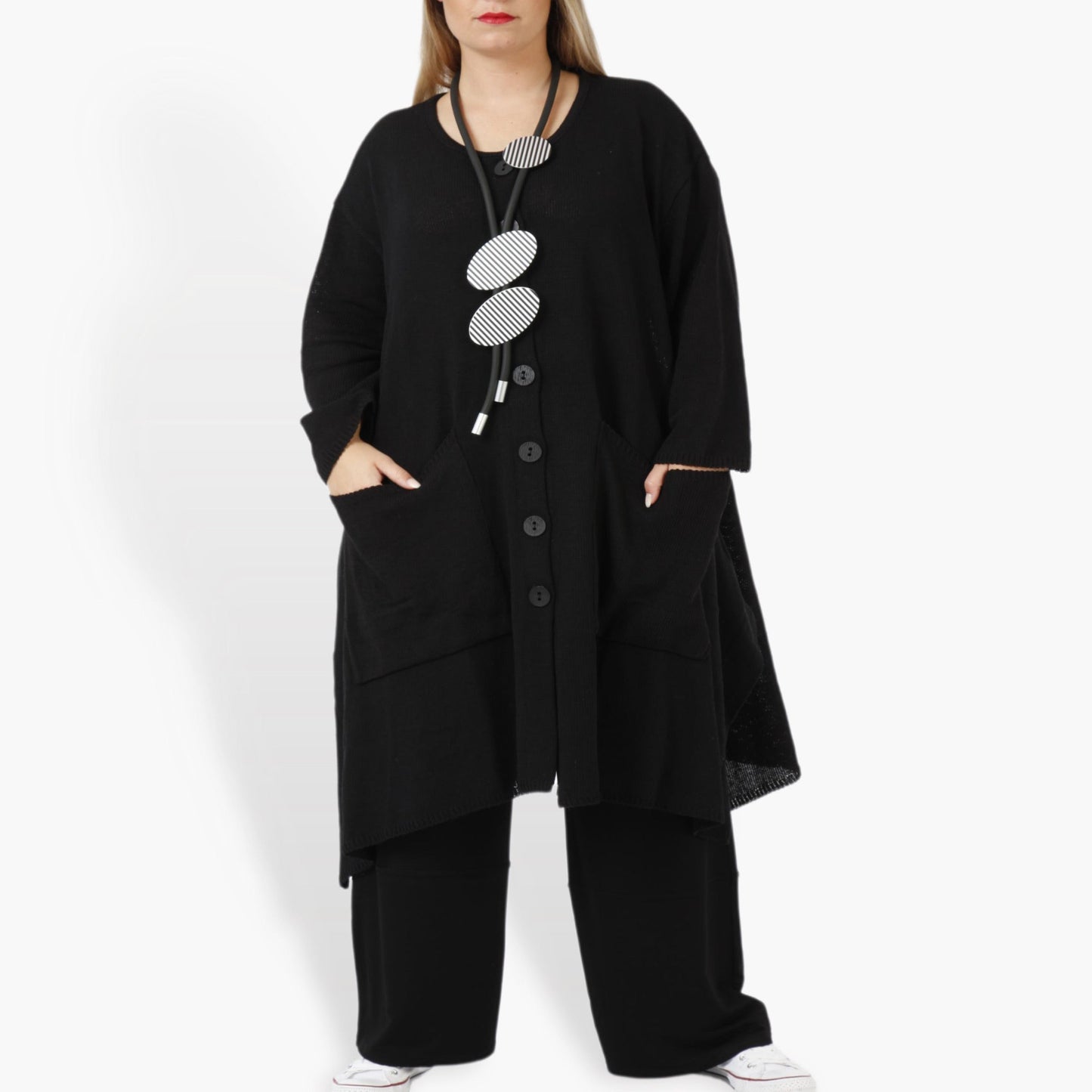 Alltags Jacke in A-Form aus feiner Strick Qualität, Strick in Schwarz