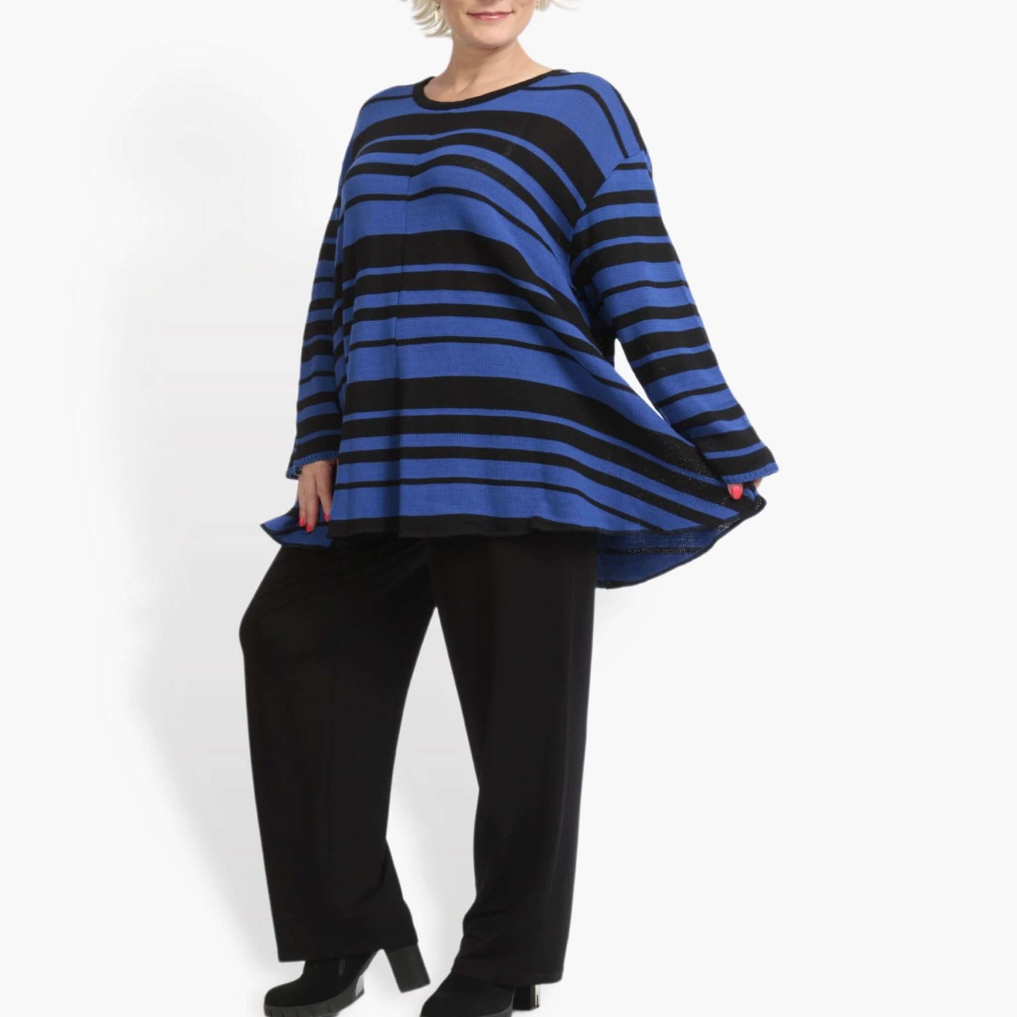 Transitional sweater in a bell shape made of fine knit quality, Nitto in black-royal blue