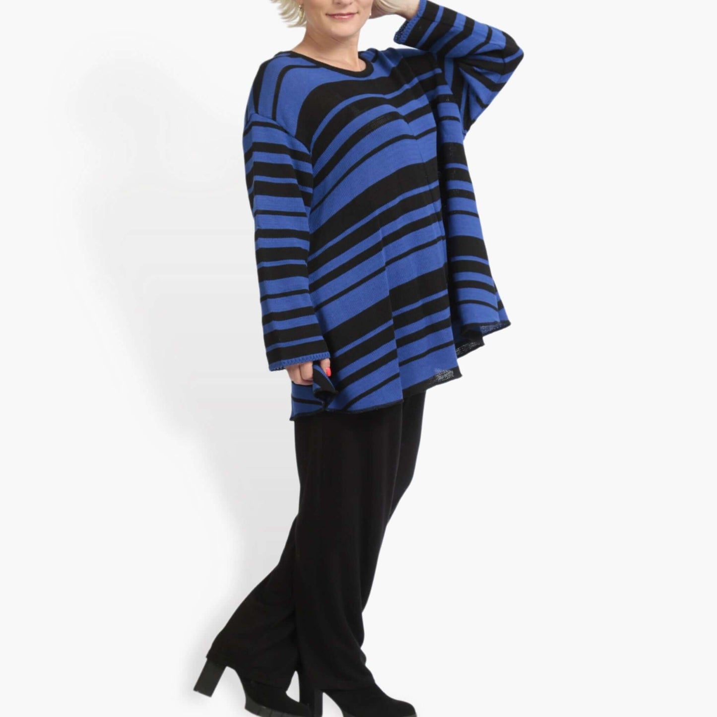 Transitional sweater in a bell shape made of fine knit quality, Nitto in black-royal blue