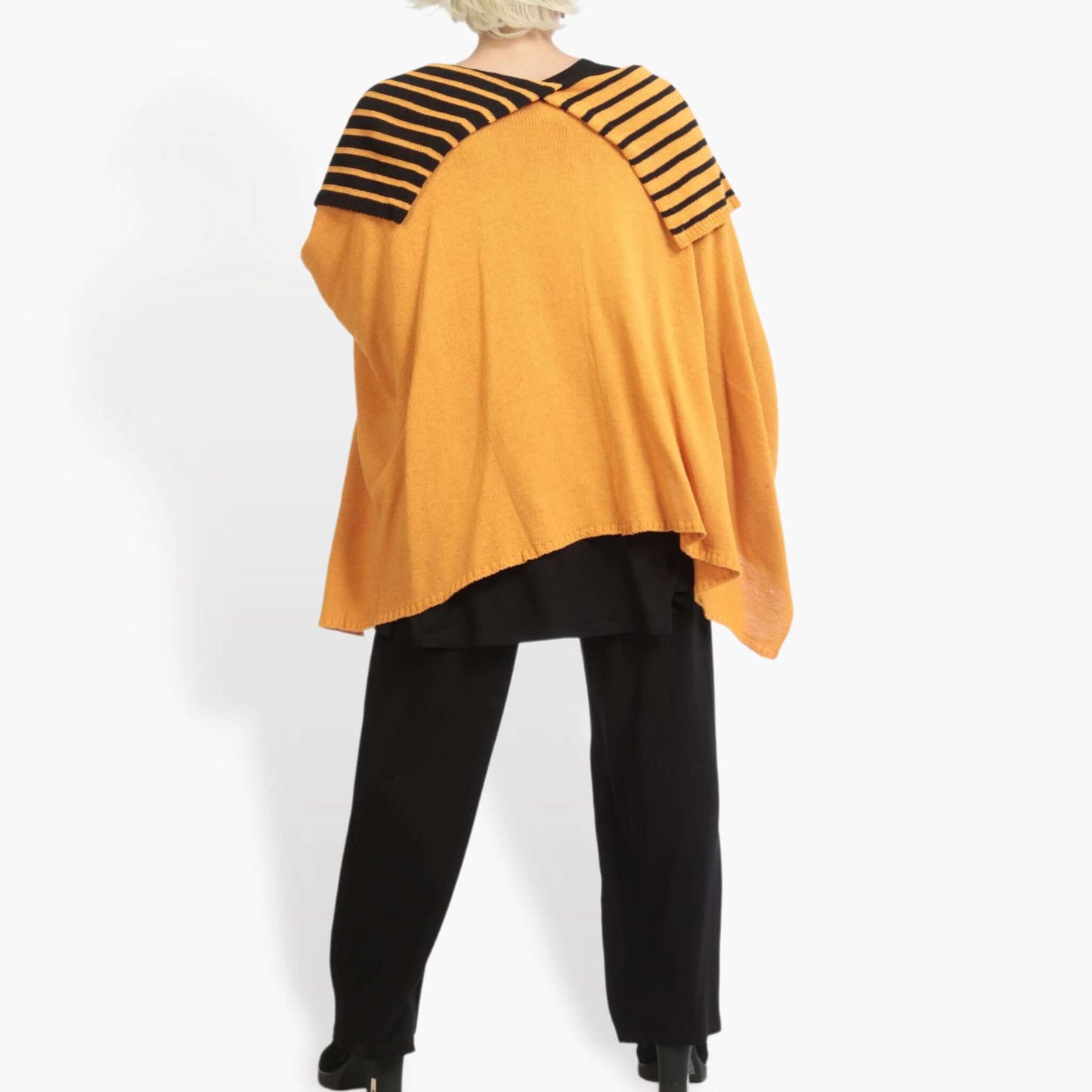 Transitional sweater in a boxy shape made of fine knit quality, Nitto in orange-black