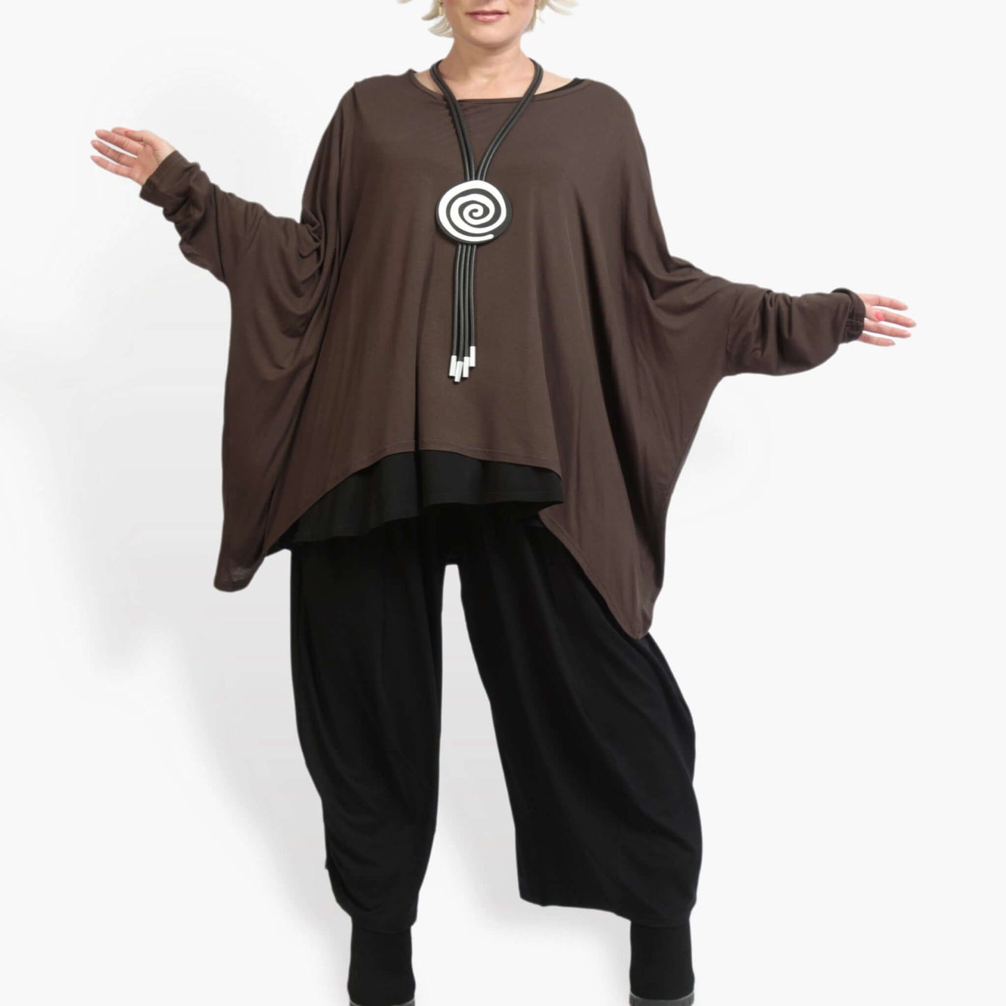 Everyday big shirt in a boxy shape made of fine jersey quality, viscose basics in brown