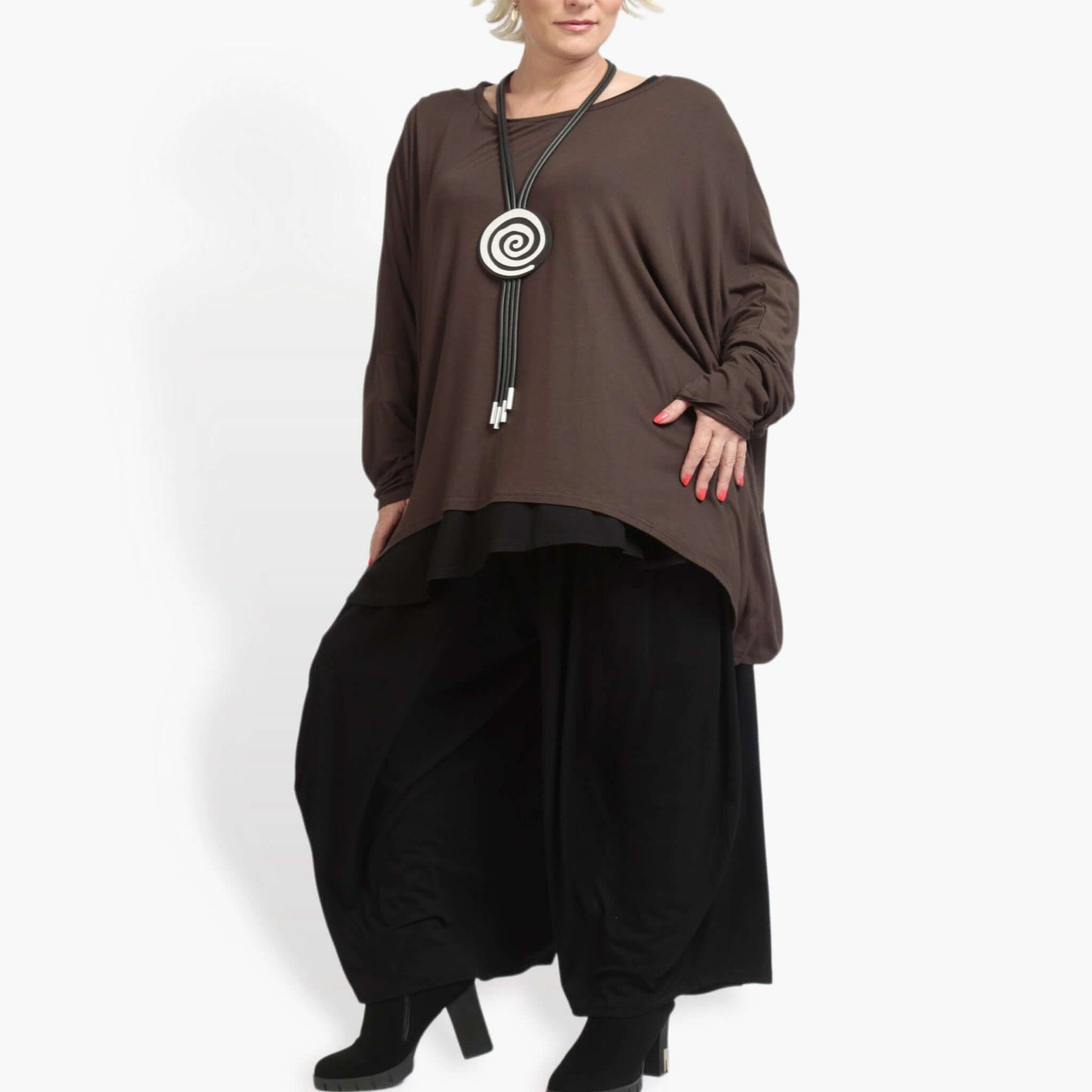 Everyday big shirt in a boxy shape made of fine jersey quality, viscose basics in brown