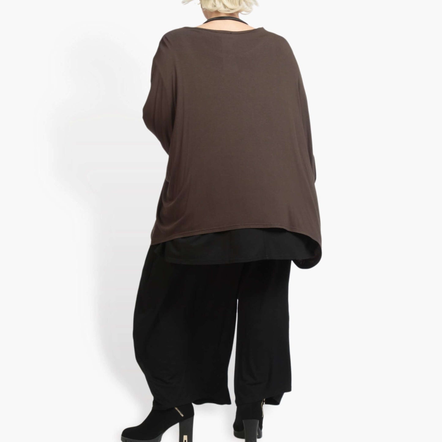 Everyday big shirt in a boxy shape made of fine jersey quality, viscose basics in brown