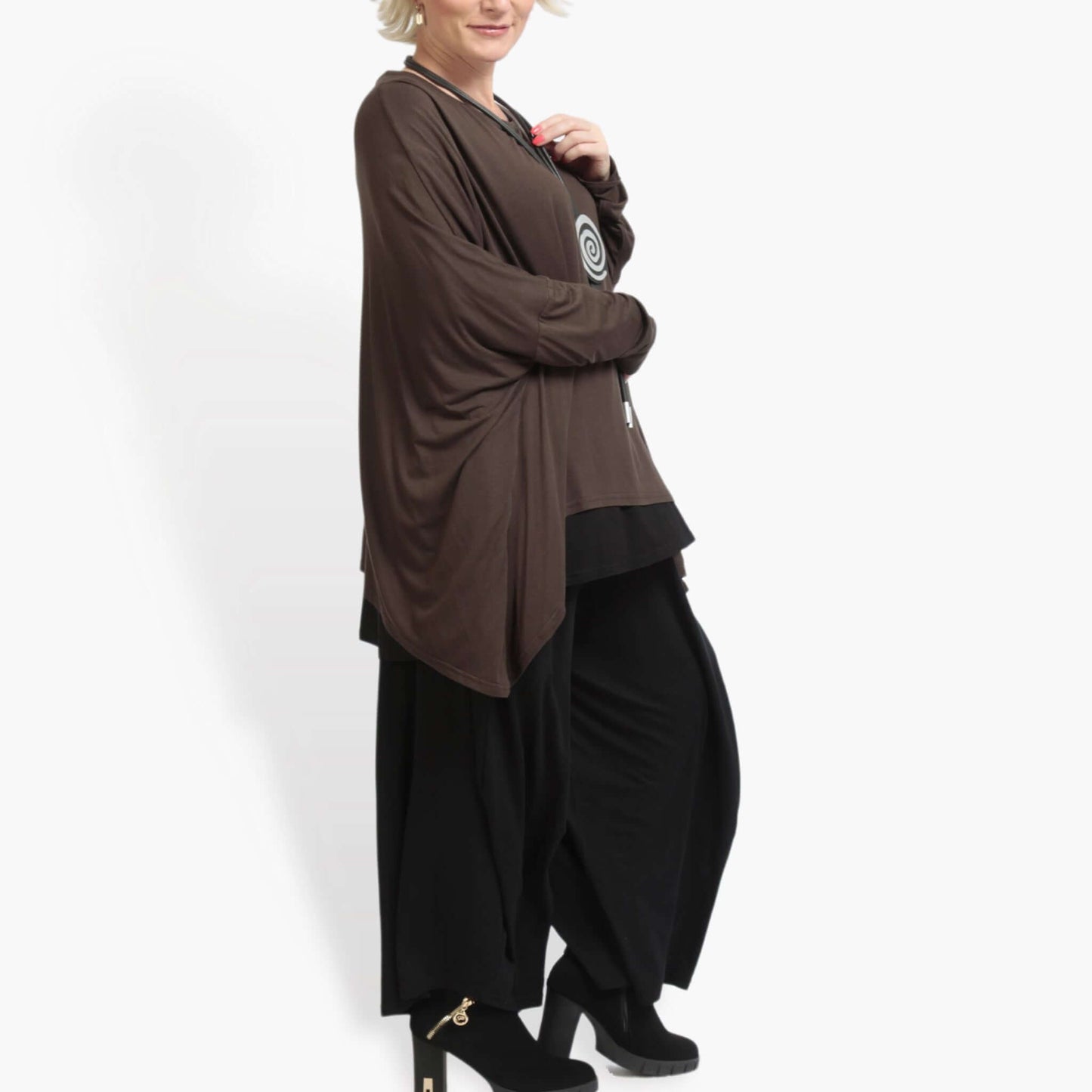 Everyday big shirt in a boxy shape made of fine jersey quality, viscose basics in brown