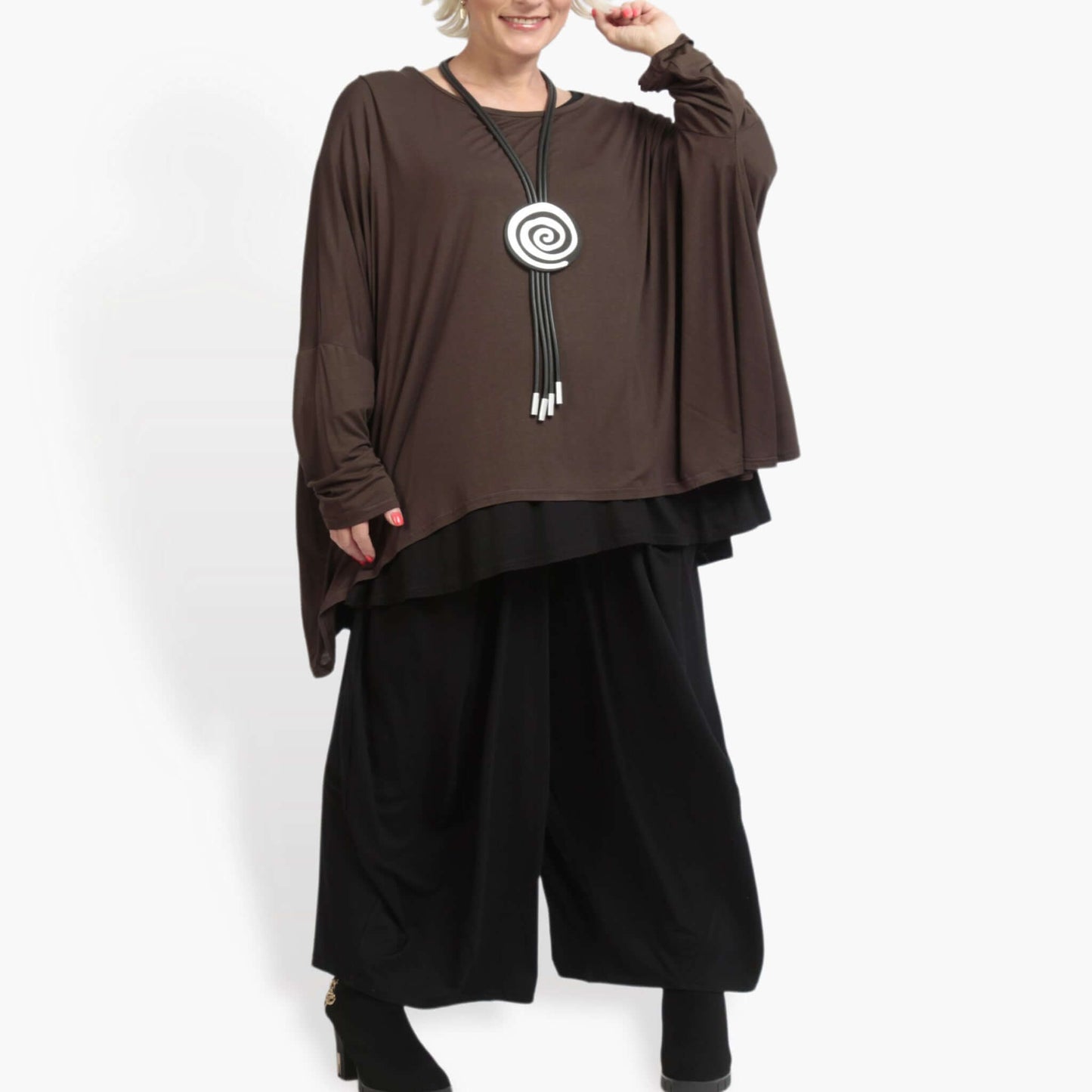 Everyday big shirt in a boxy shape made of fine jersey quality, viscose basics in brown