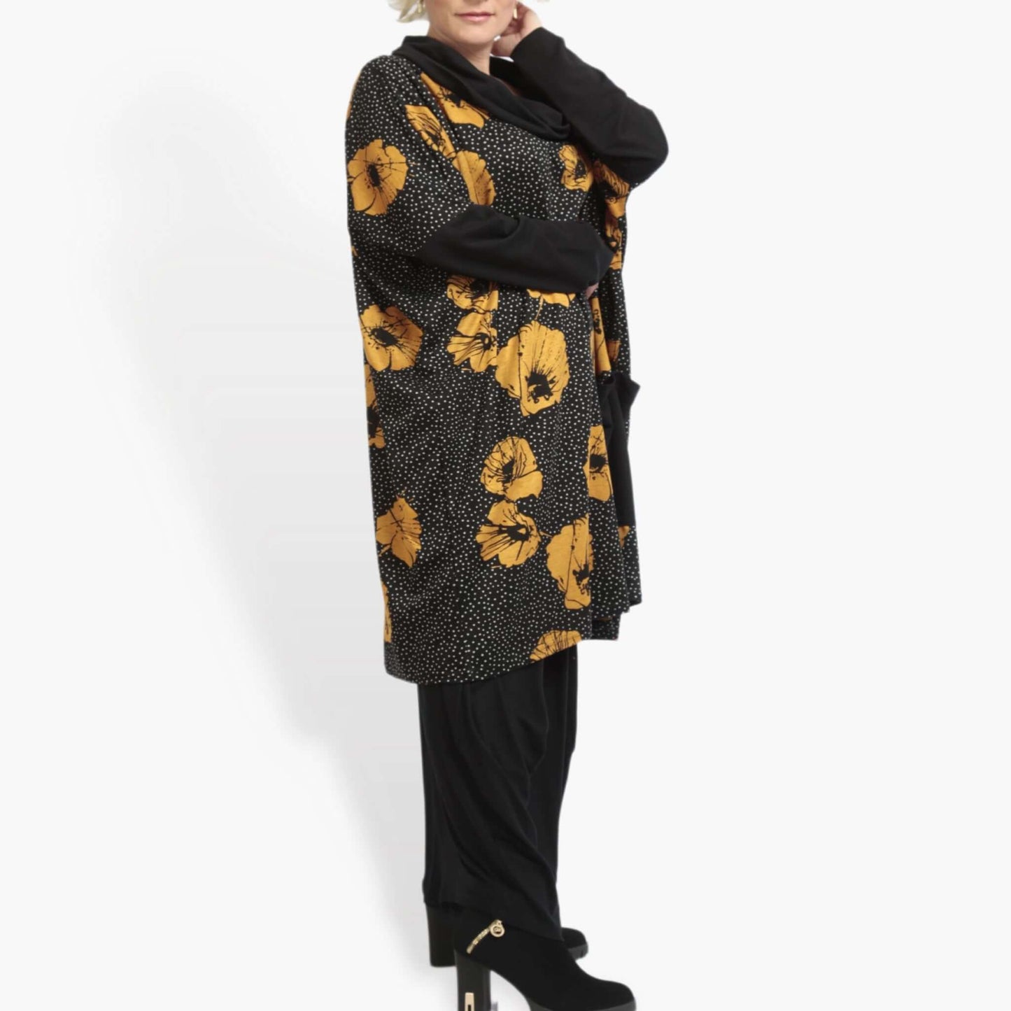 Winter big shirt in a boxy shape made of soft Romanit jersey quality, iris in black and yellow