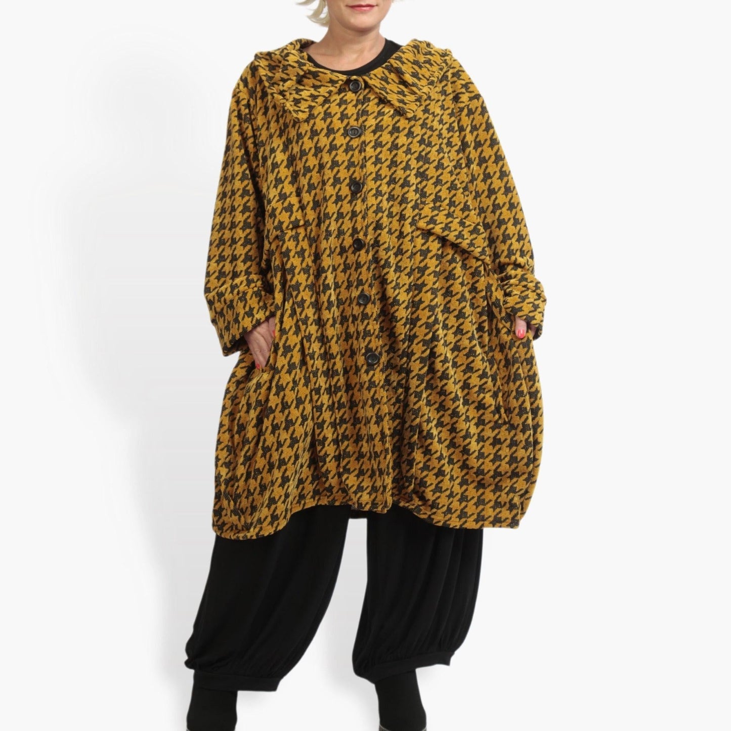 Winter coat in balloon shape made of fleece quality, Hen in mustard black